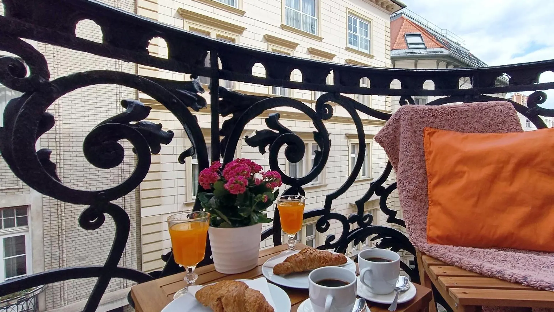 kontakty Super Chic Suite With A Private Balcony